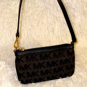 - MICHEAL Michael Kors Wristlet